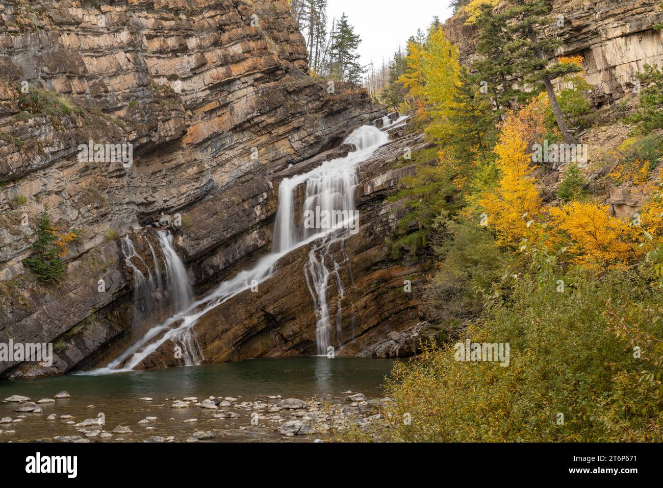 Cameron cade con il colore del fogliame autunnale nel Waterton Lakes National Park, Alberta, Canada. Foto Stock