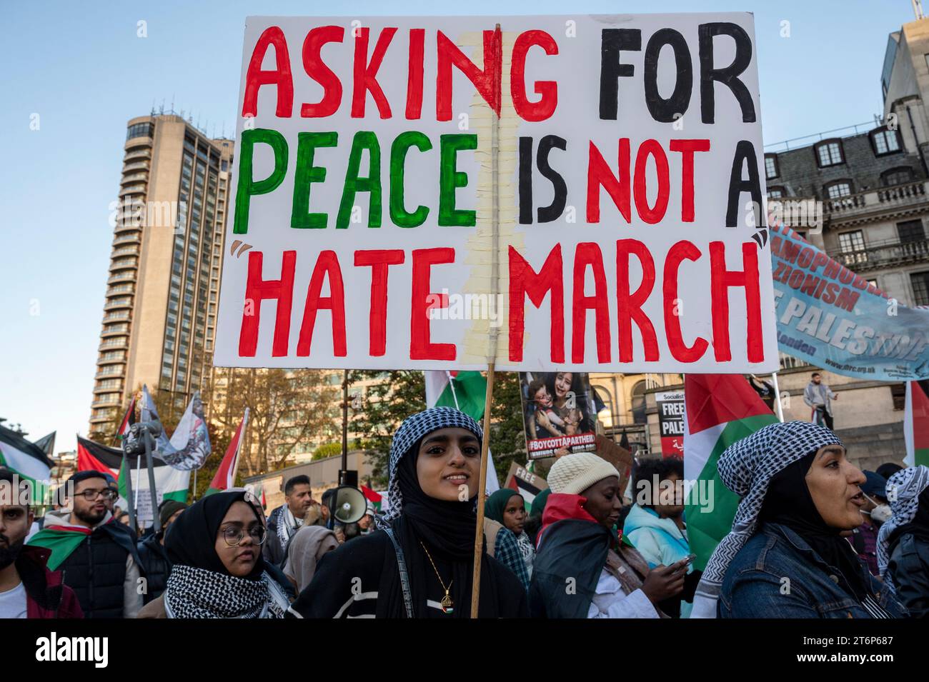 Una giovane donna tiene uno striscione "chiedere la pace non è una marcia d'odio". Marcia contro la guerra a Gaza. Londra. Novembre 2023. Foto Stock