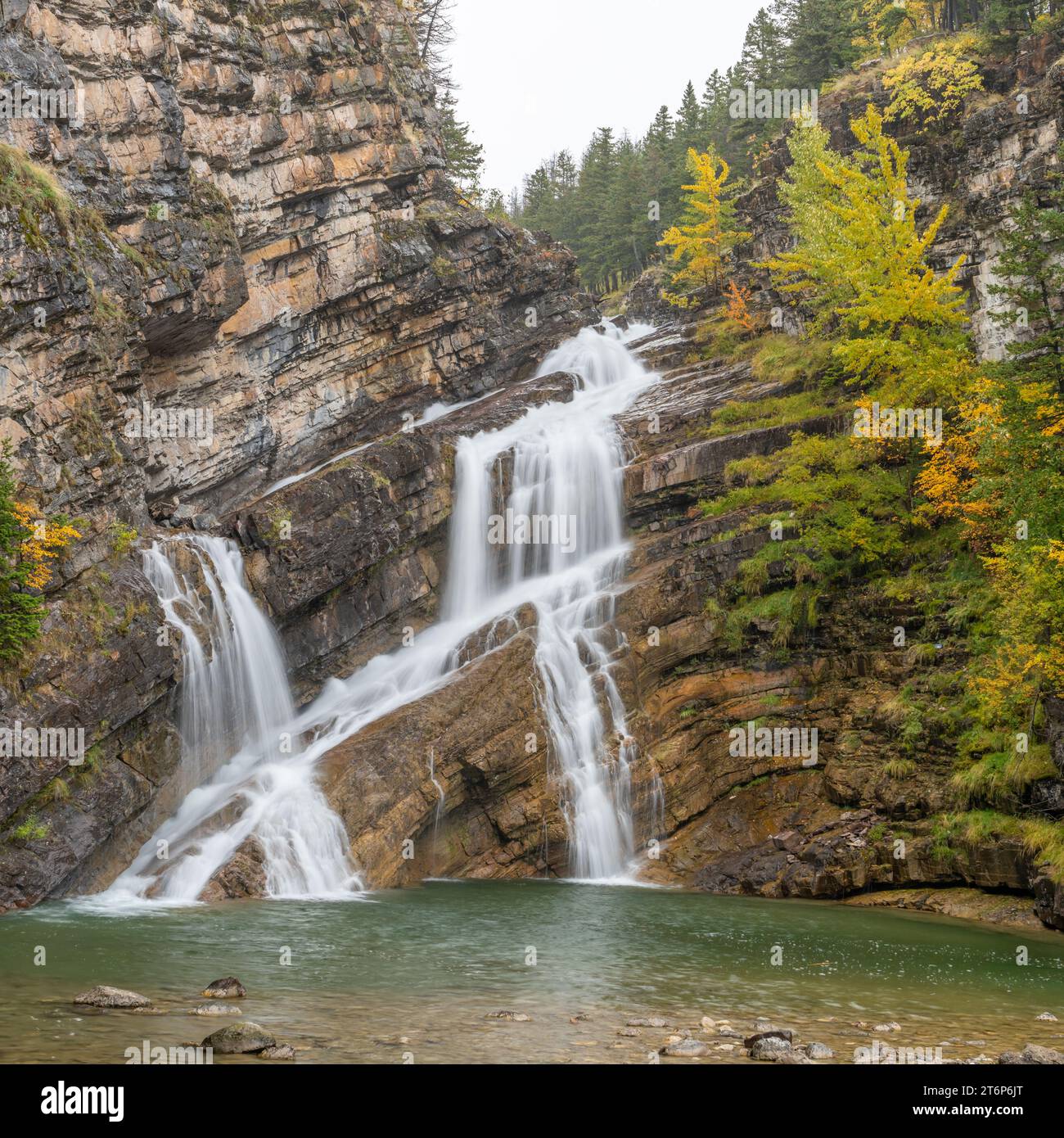 Cameron cade con il colore del fogliame autunnale nel Waterton Lakes National Park, Alberta, Canada. Foto Stock