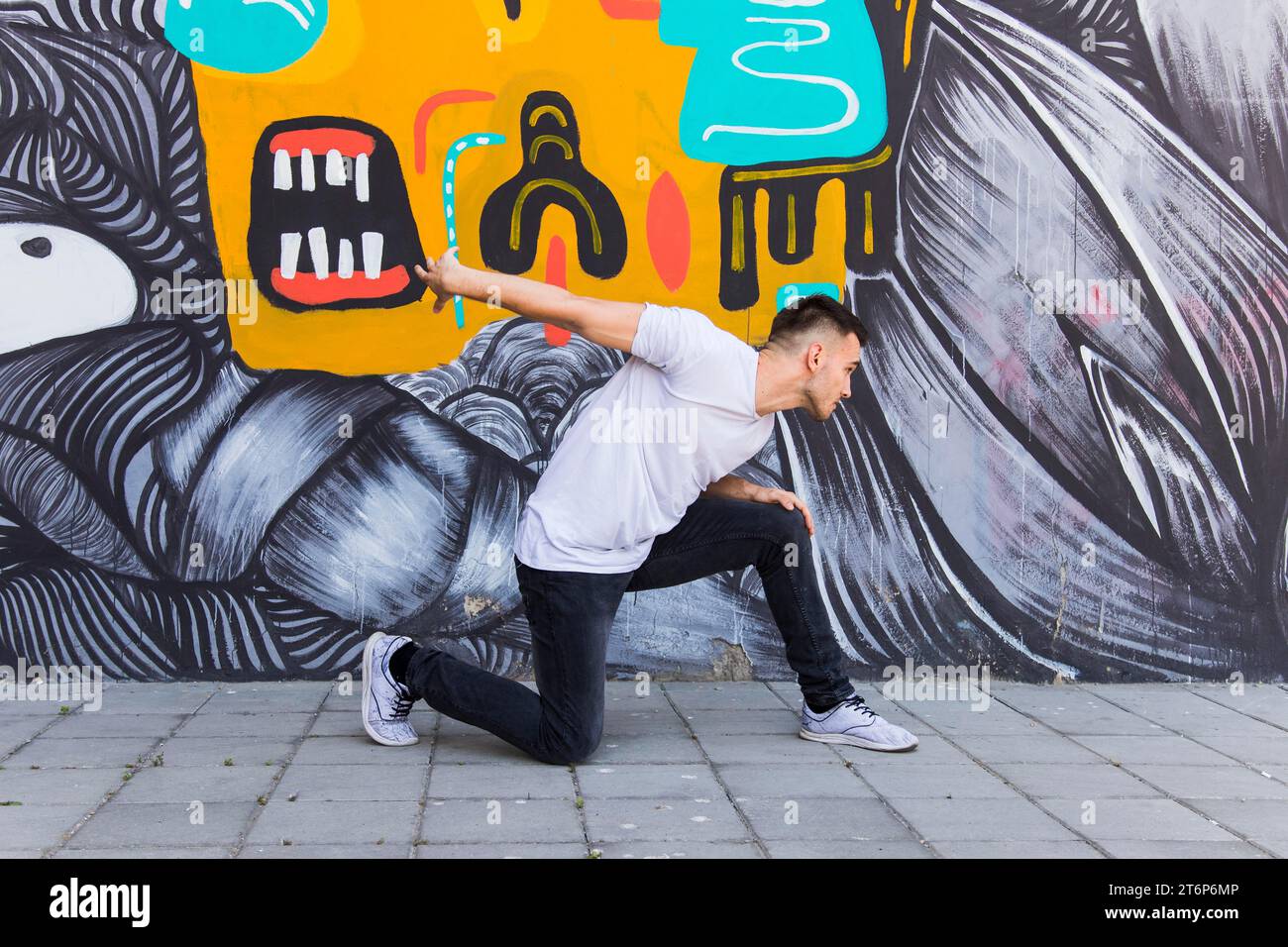 Breakdancer che danzano su pareti dipinte di sfondo Foto Stock