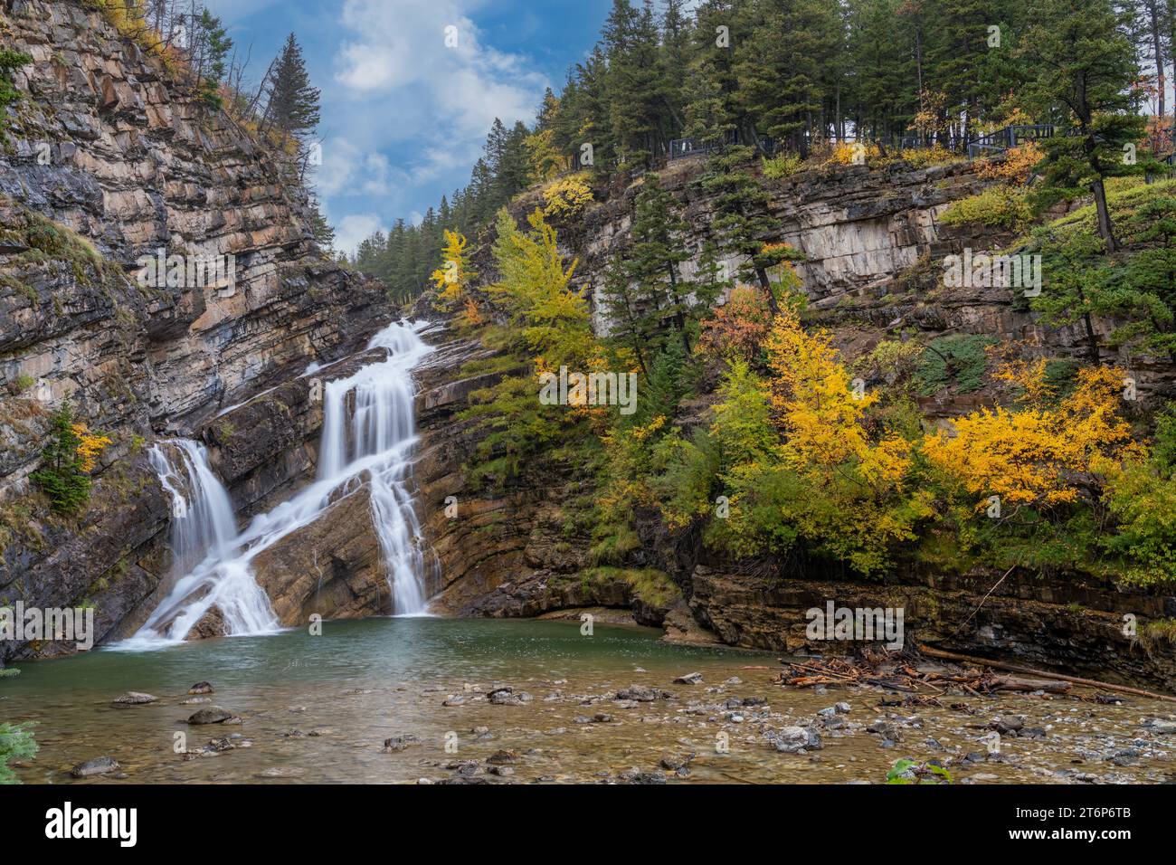 Cameron cade con il colore del fogliame autunnale nel Waterton Lakes National Park, Alberta, Canada. Foto Stock