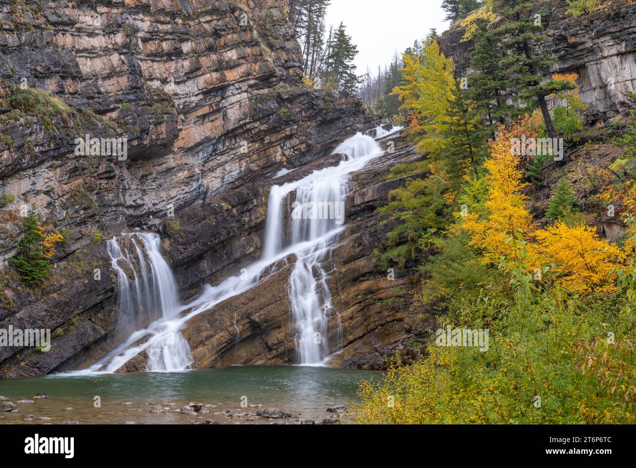 Cameron cade con il colore del fogliame autunnale nel Waterton Lakes National Park, Alberta, Canada. Foto Stock