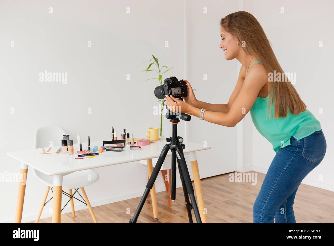 Blogger femminile che imposta la fotocamera Foto Stock