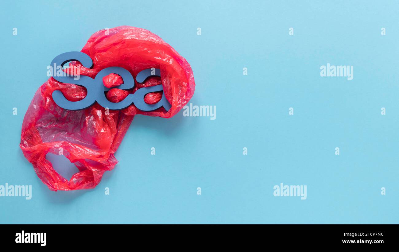 Mare piano con spazio fotocopie sacchetti di plastica Foto Stock