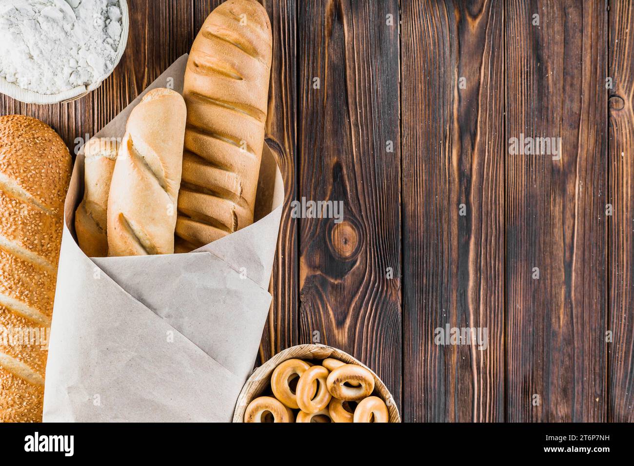 Baguette di farina baguette su fondo di legno Foto Stock