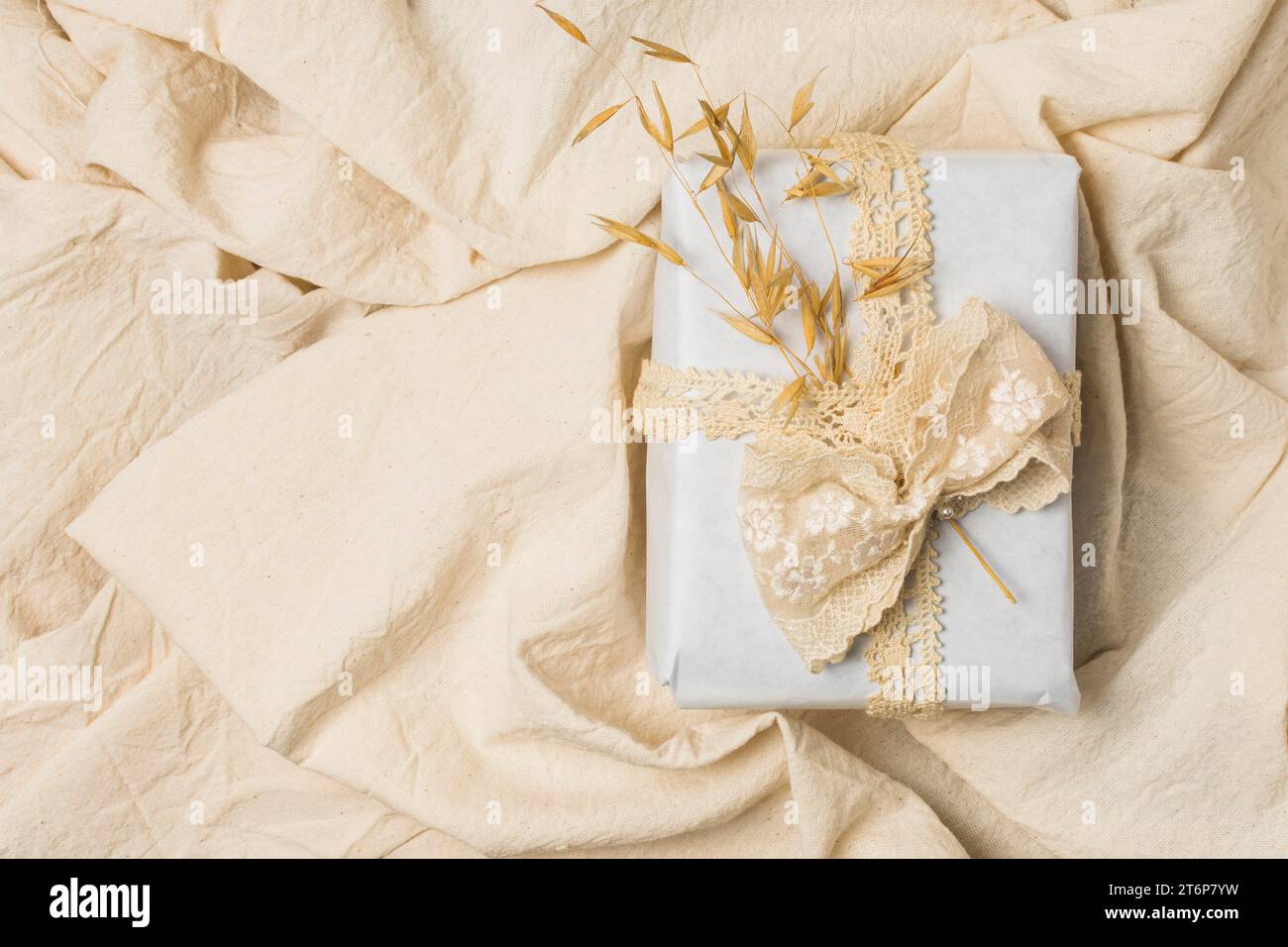 Confezione regalo con lenzuola in pizzo di design piegate Foto Stock