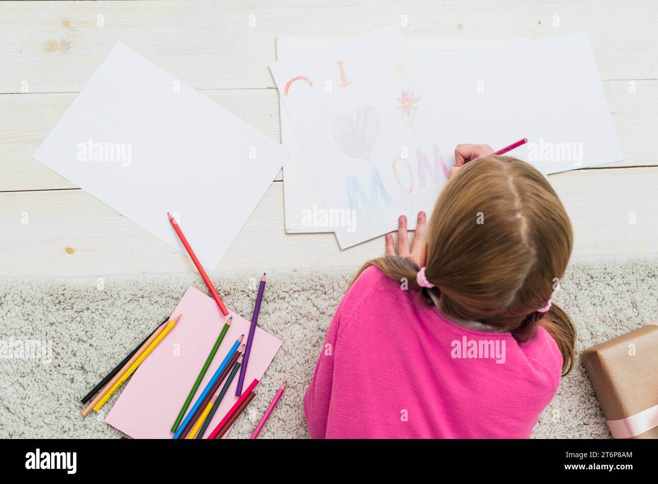 Bambina che disegna amo amo la carta della mamma Foto Stock