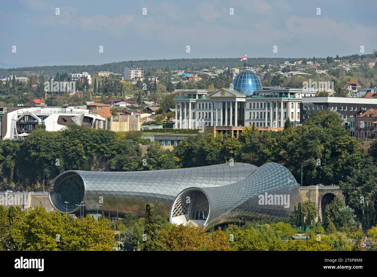 Futuristico edificio teatrale e sala esposizioni nel Rike City Park, dietro il Palazzo Presidenziale della Georgia, Tbilisi, Georgia Foto Stock