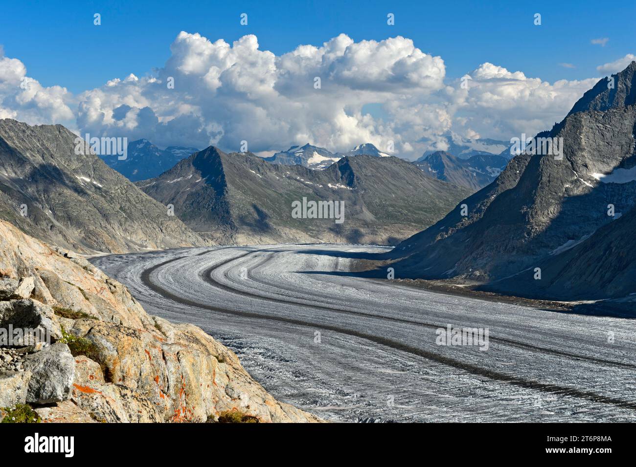 Ghiacciaio Aletsch, vista dal Konkordiahütte attraverso i torrenti di ghiaccio verso la vetta dell'Eggishorn, regione dell'Aletsch, Svizzera Foto Stock