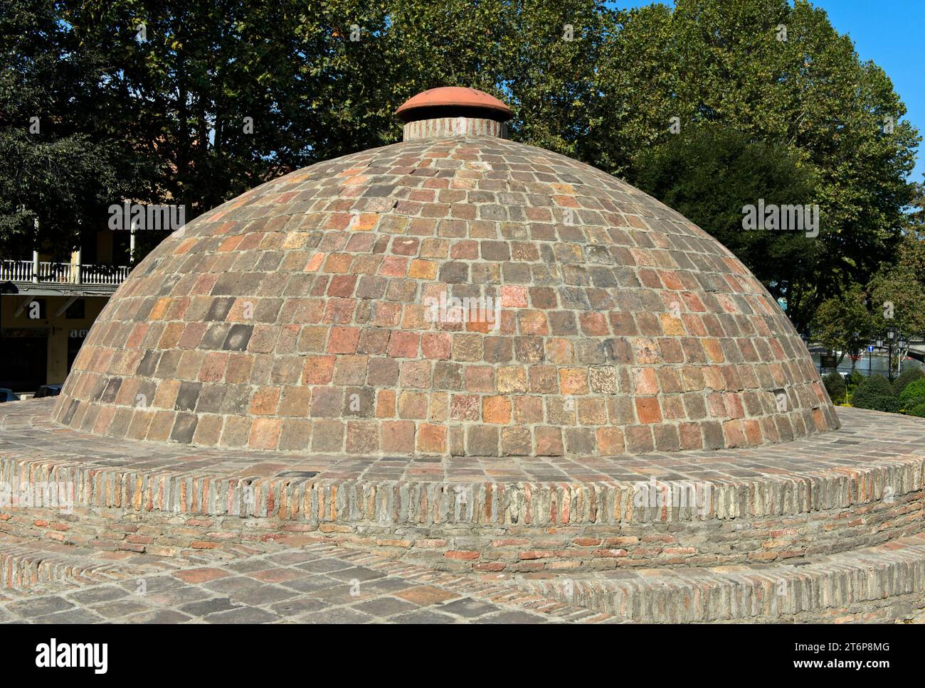 Cupola di uno storico bagno di zolfo, quartiere dei bagni di Abanotubani, città vecchia, Tbilisi, Georgia Foto Stock