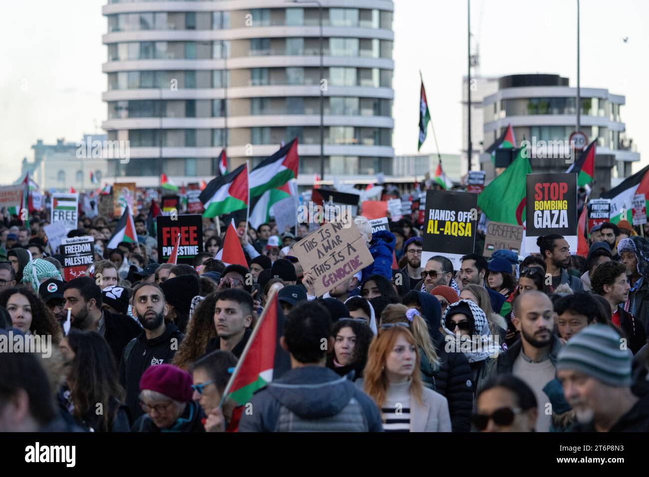 marcia di protesta pro palestinese a Vauxhall, centro di Londra, il giorno dell'armistizio, 11 novembre 2023 Foto Stock
