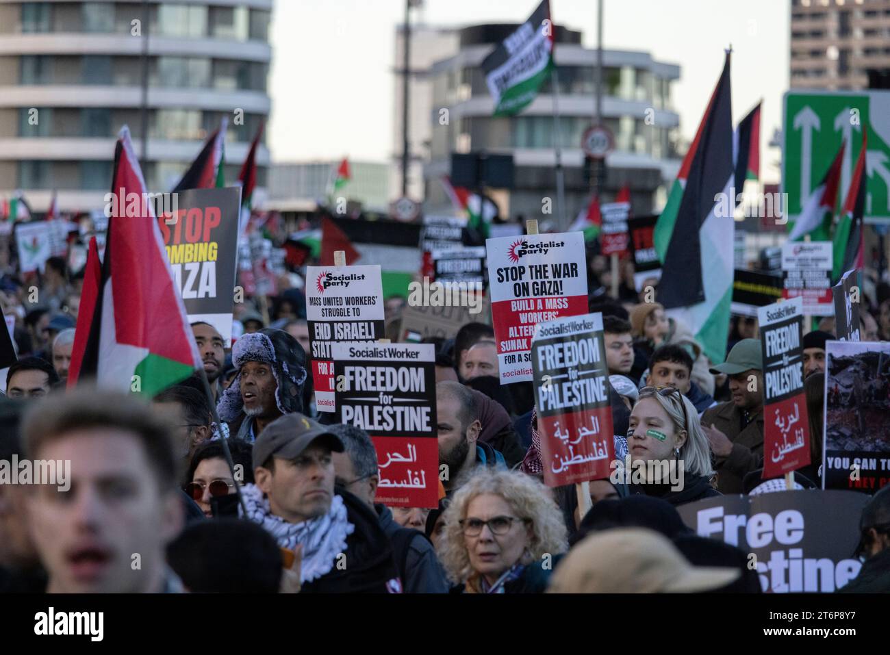 marcia di protesta pro palestinese a Vauxhall, centro di Londra, il giorno dell'armistizio, 11 novembre 2023 Foto Stock