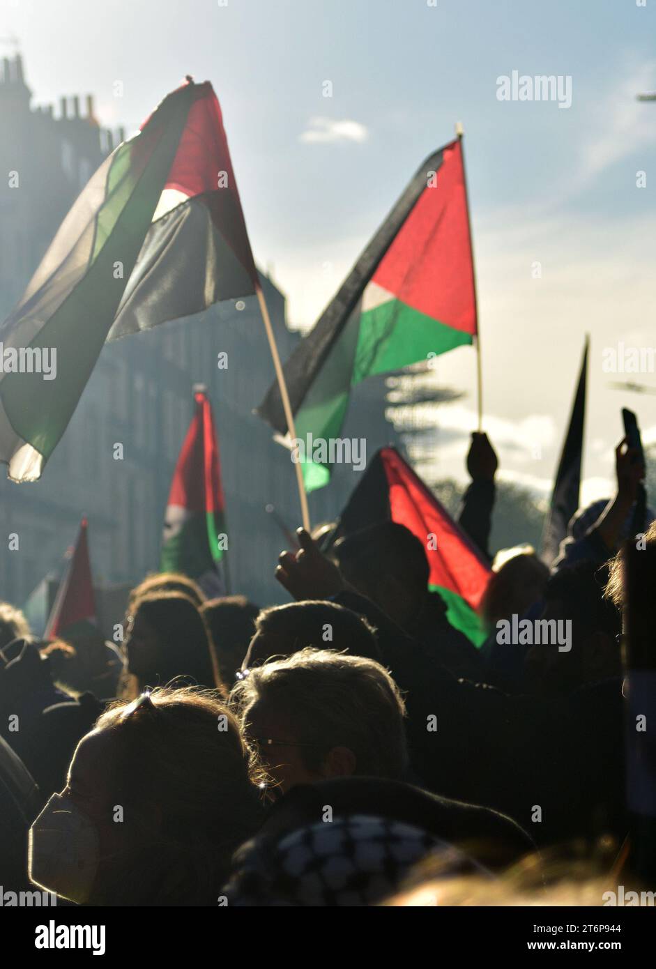 Bandiere palestinesi che sventolano sopra la folla di manifestanti a Londra. Immagine: Rupert Allen/Pathos Foto Stock