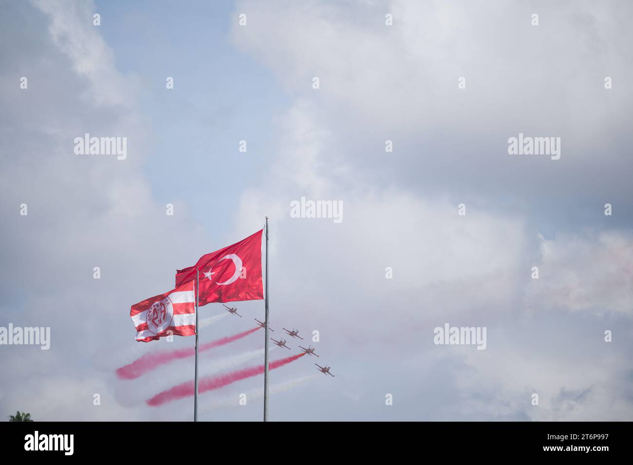 Antalya, Turchia - 11 novembre 2023: Turkish Stars (turco: Türk Yıldızları), la squadra dimostrativa acrobatica dell'Aeronautica militare turca e la squadra nazionale di aerobatica della Turchia, si esibiscono nei cieli sopra la spiaggia di Konyaalti Foto Stock