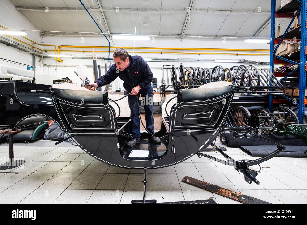 Un dipendente dipinge una carrozza, una borsa di studio della VG Bild-Kunst Neustart Kultur, società Glinkowski di GostyÅ„, Polonia Foto Stock