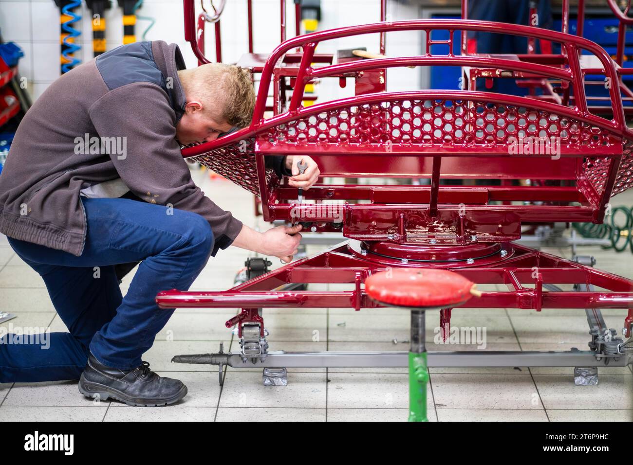 Un dipendente assembla una carrozza, una borsa di studio dalla VG Bild-Kunst Neustart Kultur, società Glinkowski di GostyÅ„, Polonia Foto Stock