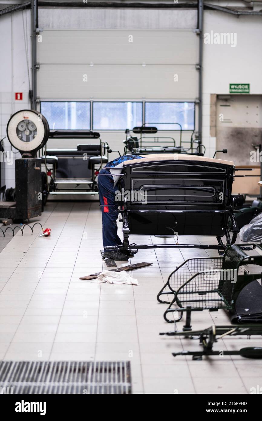 Un dipendente assembla una carrozza, una borsa di studio dalla VG Bild-Kunst Neustart Kultur, società Glinkowski di GostyÅ„, Polonia Foto Stock