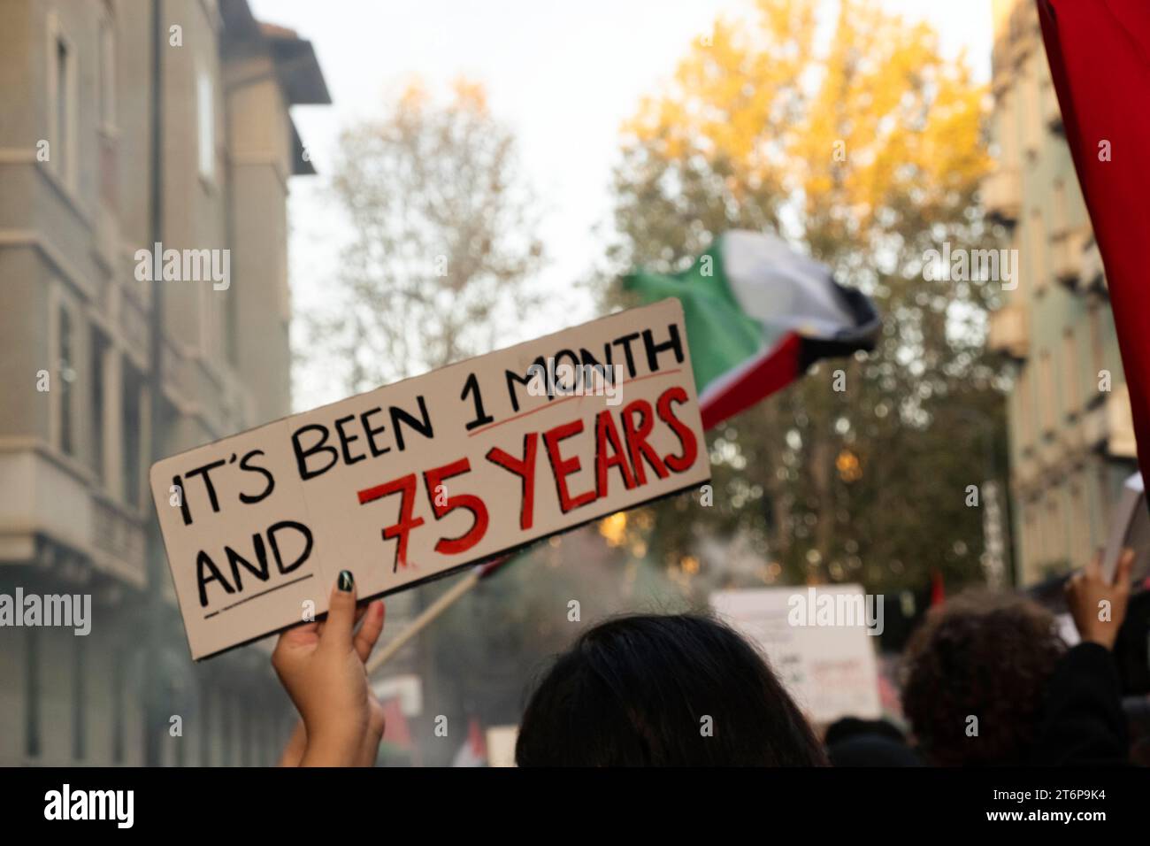 11 novembre 2023, Milano, taly: Durante la processione organizzata a Milano per chiedere la fine del genocidio del popolo palestinese, un manifestante alza un segno sopra la folla che dice: "È passato 1 mese e 75 anni". (Immagine di credito: © Rachele Cipollini/ZUMA Press Wire) SOLO USO EDITORIALE! Non per USO commerciale! Foto Stock