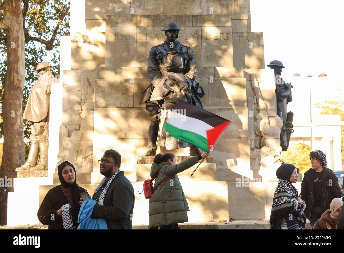 11 novembre 2023. Londra, Regno Unito. I manifestanti prendono parte a una marcia pro-Palestina l'11 novembre 2023 a Londra, in Inghilterra. (Foto: Sophie Lewis/Pathos) Foto Stock