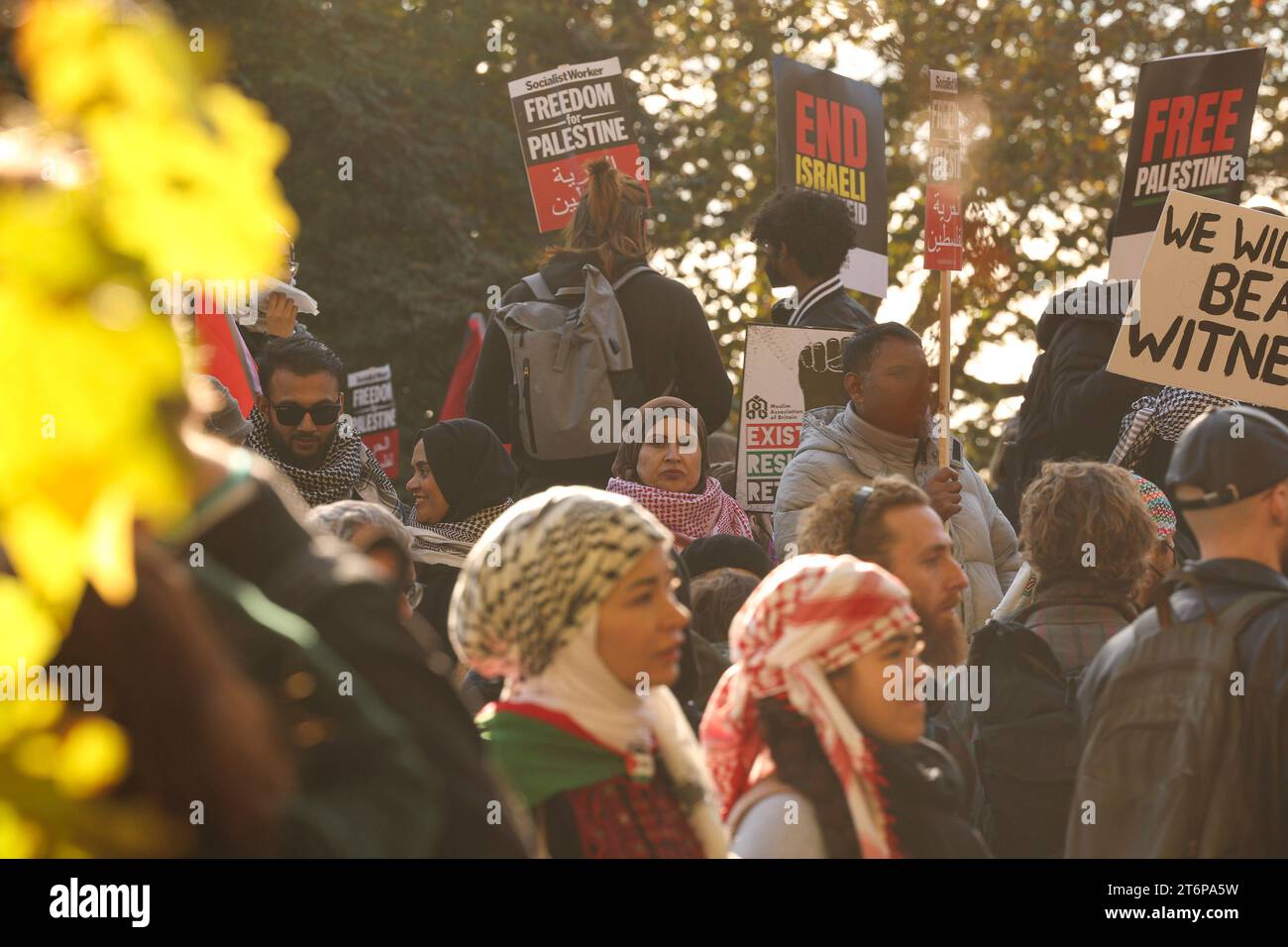 11 novembre 2023. Londra, Regno Unito. I manifestanti prendono parte a una marcia pro-Palestina l'11 novembre 2023 a Londra, in Inghilterra. (Foto: Sophie Lewis/Pathos) Foto Stock