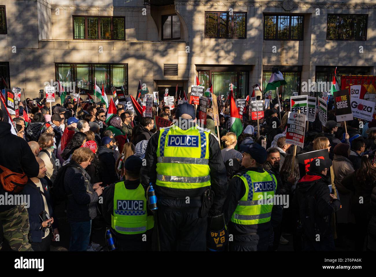 11 novembre 2023. Londra, Regno Unito. I manifestanti prendono parte a una marcia pro-Palestina l'11 novembre 2023 a Londra, in Inghilterra. (Foto: Sophie Lewis/Pathos) Foto Stock