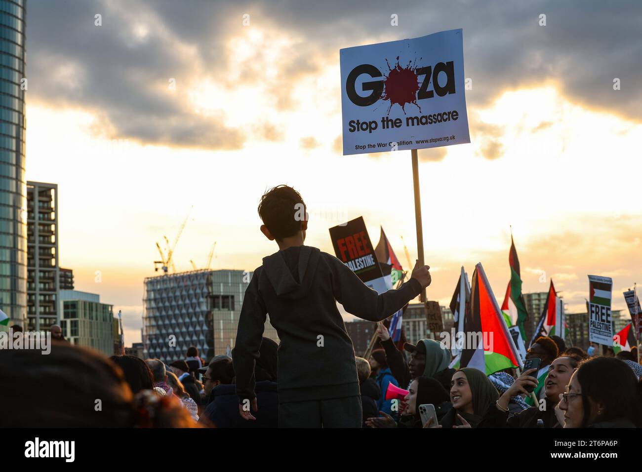 11 novembre 2023. Londra, Regno Unito. I manifestanti prendono parte a una marcia pro-Palestina l'11 novembre 2023 a Londra, in Inghilterra. (Foto: Sophie Lewis/Pathos) Foto Stock