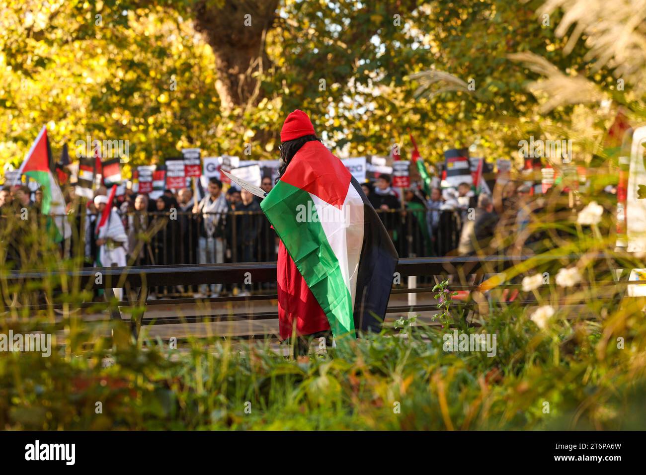 11 novembre 2023. Londra, Regno Unito. I manifestanti prendono parte a una marcia pro-Palestina l'11 novembre 2023 a Londra, in Inghilterra. (Foto: Sophie Lewis/Pathos) Foto Stock