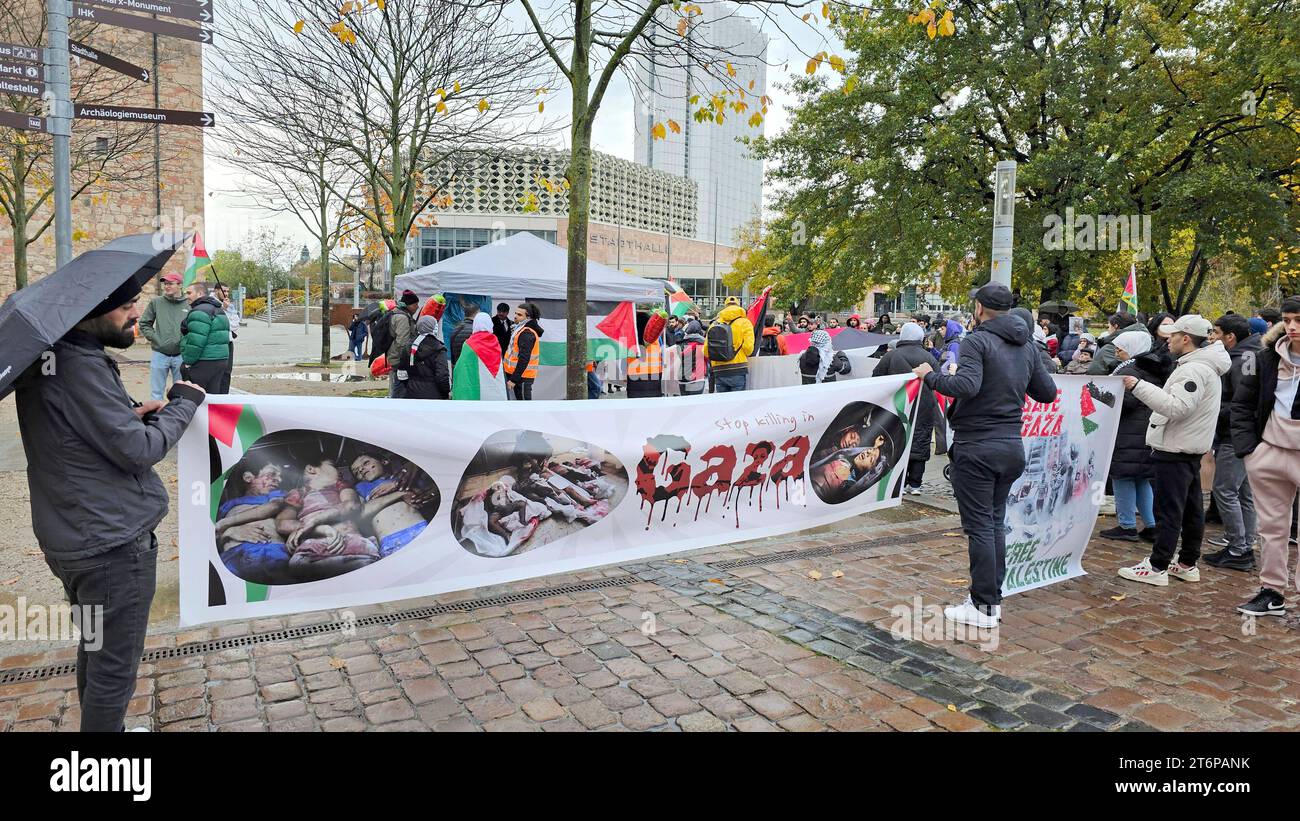 Pro- Palästina Demonstration 11.11.2023, Chemnitz, Demonstration am Samstag Gab es in Chemnitz am Roten Turm eine Pro- Palästina- Kundgebung. DAS motto lautete: Frieden für Palästina- Freiheit für alle Völker . Die Polizei War mit Einsatzkräften vor Ort. Chemnitz Sachsen BRD *** Pro Palestine Demonstration 11 11 2023, Chemnitz, Demonstration sabato si è tenuto un raduno pro Palestina a Chemnitz presso la Torre Rossa il motto era Peace for Palestine Freedom for All People la polizia era sul posto con i servizi di emergenza Chemnitz Saxony FRG Foto Stock