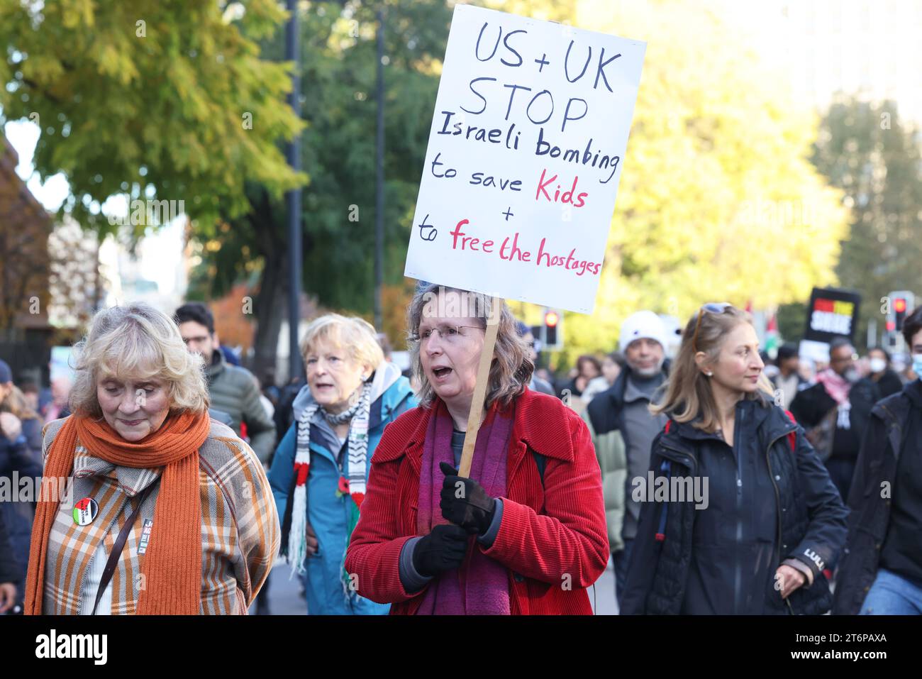 Londra, Regno Unito, 11 novembre 2023. La polizia stimò che 300 000 si unirono alla marcia pro palestinese da Hyde Park, attraverso il ponte Vauxhall verso l'ambasciata americana, con dimostranti che chiedevano un cessate il fuoco a Gaza. La marcia cadde lo stesso giorno dell'Armistizio, ma rimase ben lontana dalle commemorazioni del Cenotafio. Credito : Monica Wells/Alamy Live News Foto Stock