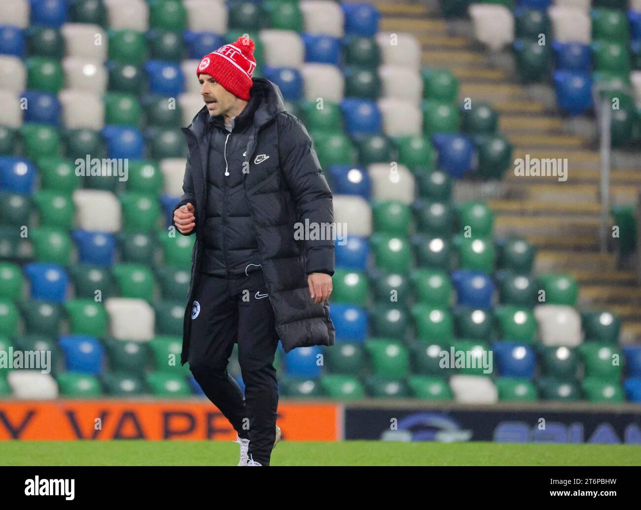 Windsor Park, Belfast, Irlanda del Nord, Regno Unito. 11 novembre 2023. Sports Direct Premiership – Linfield V Larne. Azione Irish Premiership della partita di stasera a Belfast. (Linfield in blu). Il manager di Larne Tiernan Lynch (cappello rosso e bianco). Credito: CAZIMB/Alamy Live News. Foto Stock