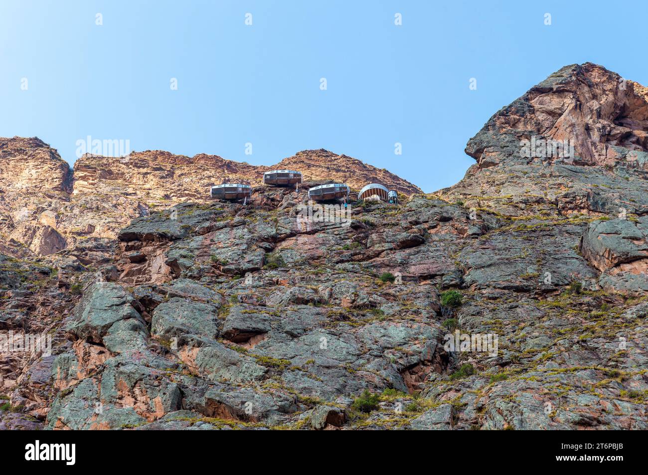 Capsule di un moderno hotel a cielo verticale, Ollantaytambo, Valle Sacra degli Inca, provincia di Cusco, Perù. Foto Stock