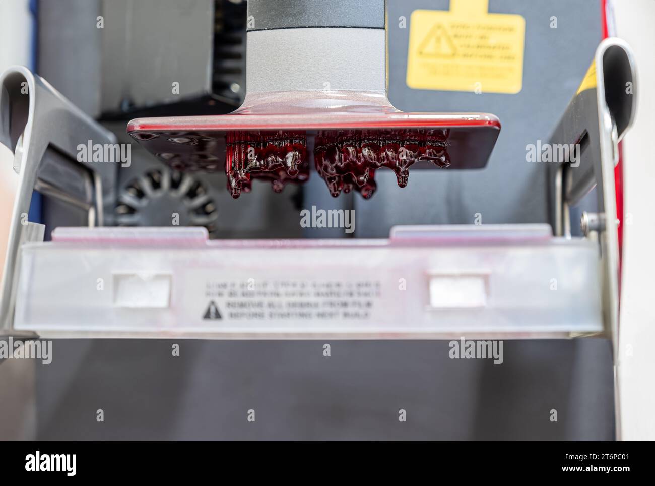 Stampante UV 3D utilizzata per stampare i dentini umani come protesi e processo per creare corone dentarie Foto Stock