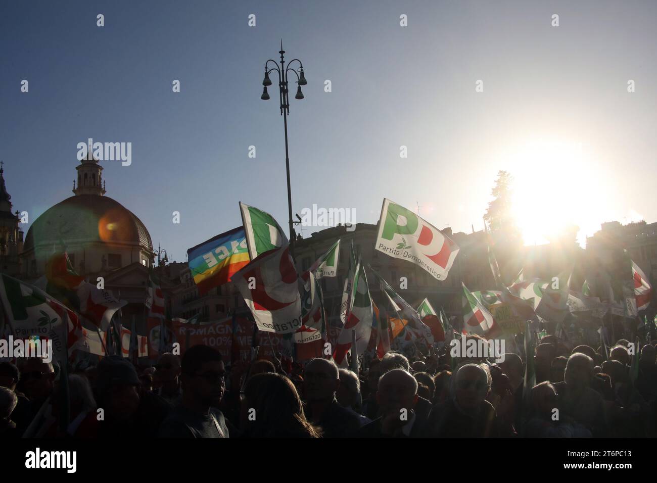 ROMA, Italia - 11.11.2023: I sostenitori di sinistra partecipano alla manifestazione di opposizione al governo Meloni a Roma in Piazza del popolo. Foto Stock