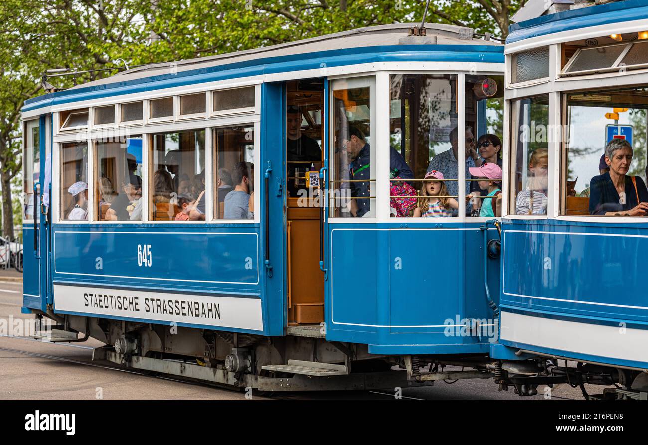 DAS Zürcher tram - Elefant Im Jahr 1930 wurde das tram StStZ CE 4/4 321 An die Städtische Strassenbahn Zürich abgeliefert. Es ist ein schwerer vierachsiger Motorwagen mit Mitteleinstieg und Quersitzen. Bekannt ist das tram auch unter dem Namen Elefant . 1966 wurde das tram ausrangiert. Seit 1975 steht es der VBZ als Museumstram zur Verfügung. Hier im Rahmen der Jubliäumsfeier zu 175 Jahre Eisenbahn in der Schweiz auf der Linie 6 zwischen Hauptbahnhof Zürich und Zürich Zoo. Zürich, Schweiz, 21.05.2022 *** il tram Zurich Elefant nel 1930, il tram StStZ CE 4 4 321 fu consegnato al Foto Stock