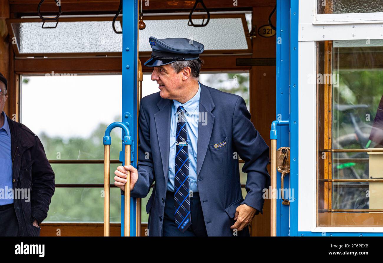 DAS Zürcher tram - Elefant Ein Kontrolleur schaut ob alle passagiere eingestiegen sind. DAS guerra in der Zeit des tram StStZ CE 4/4 321, welches 1930 an die Städtische Strasssenbahn Zürich abgeliefert wurde üblich. Besser bekannt ist das tram unter dem Übername Elefant . 1966 wurde es ausrangiert und steht seit 1975 als Museumstram im Dienst der VBZ. Hier ist es auf der Linie 6 zwischen Zürich Hauptbahnhof und dem Zürich Zoo, anlässlich des Jubiläumsevents 175 Jahre Eisenbahn in der Schweiz im Einsatz. Zürich, Schweiz, 21.05.2022 *** il tram di Zurigo Elefant un ispettore controlla se tutti Foto Stock