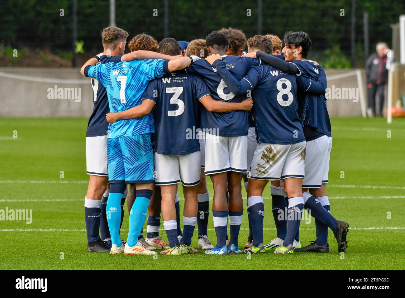 Swansea, Galles. 11 novembre 2023. La squadra del Millwall in un huddle prima dell'Under 18 Professional Development League match tra Swansea City e Millwall alla Swansea City Academy di Swansea, Galles, Regno Unito, l'11 novembre 2023. Crediti: Duncan Thomas/Majestic Media/Alamy Live News. Foto Stock