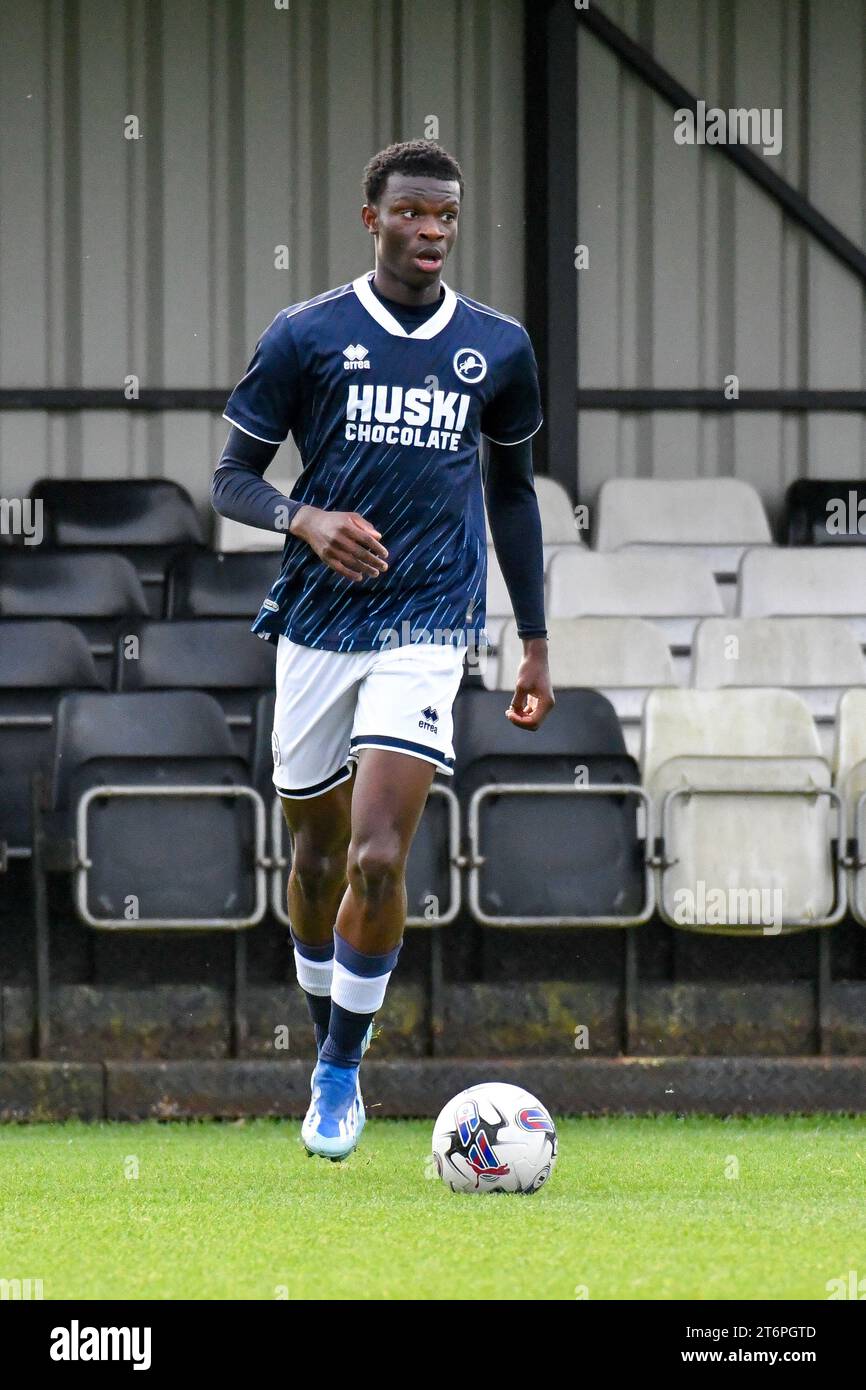 Swansea, Galles. 11 novembre 2023. Adedapo Olugbodi di Millwall sul pallone durante la partita Under 18 Professional Development League tra Swansea City e Millwall alla Swansea City Academy di Swansea, Galles, Regno Unito, l'11 novembre 2023. Crediti: Duncan Thomas/Majestic Media/Alamy Live News. Foto Stock