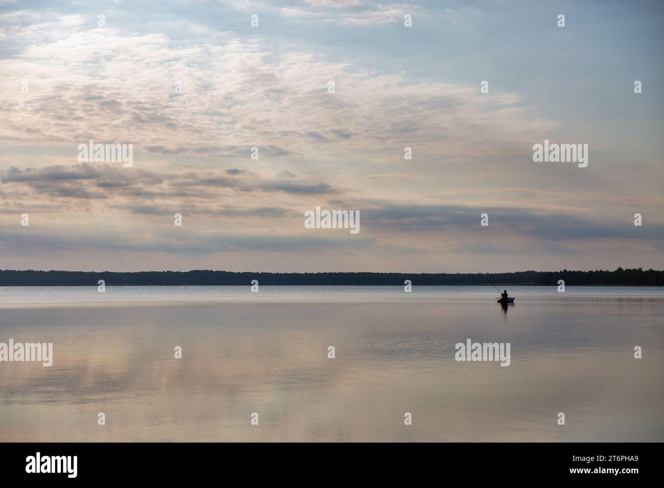 Vista panoramica sul Lago bianco all'alba nella regione di Rivne, Ucraina. Foto Stock
