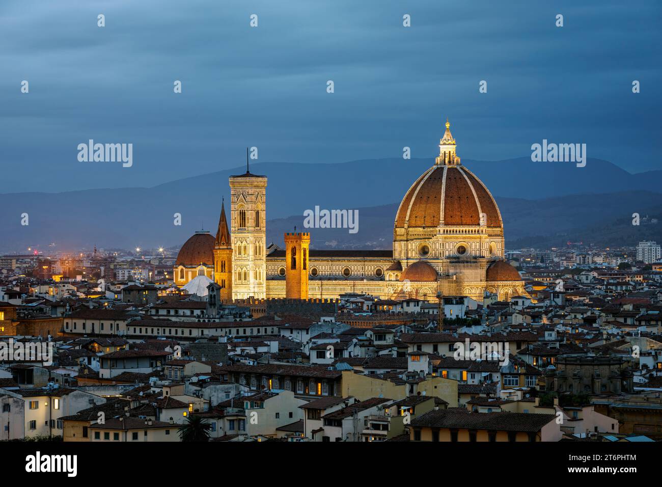 Splendida vista di Firenze con l'illuminata Santa Maria del Fiore in serata. Foto scattata il 19 ottobre 2023 a Firenze, regione Toscana, IT Foto Stock