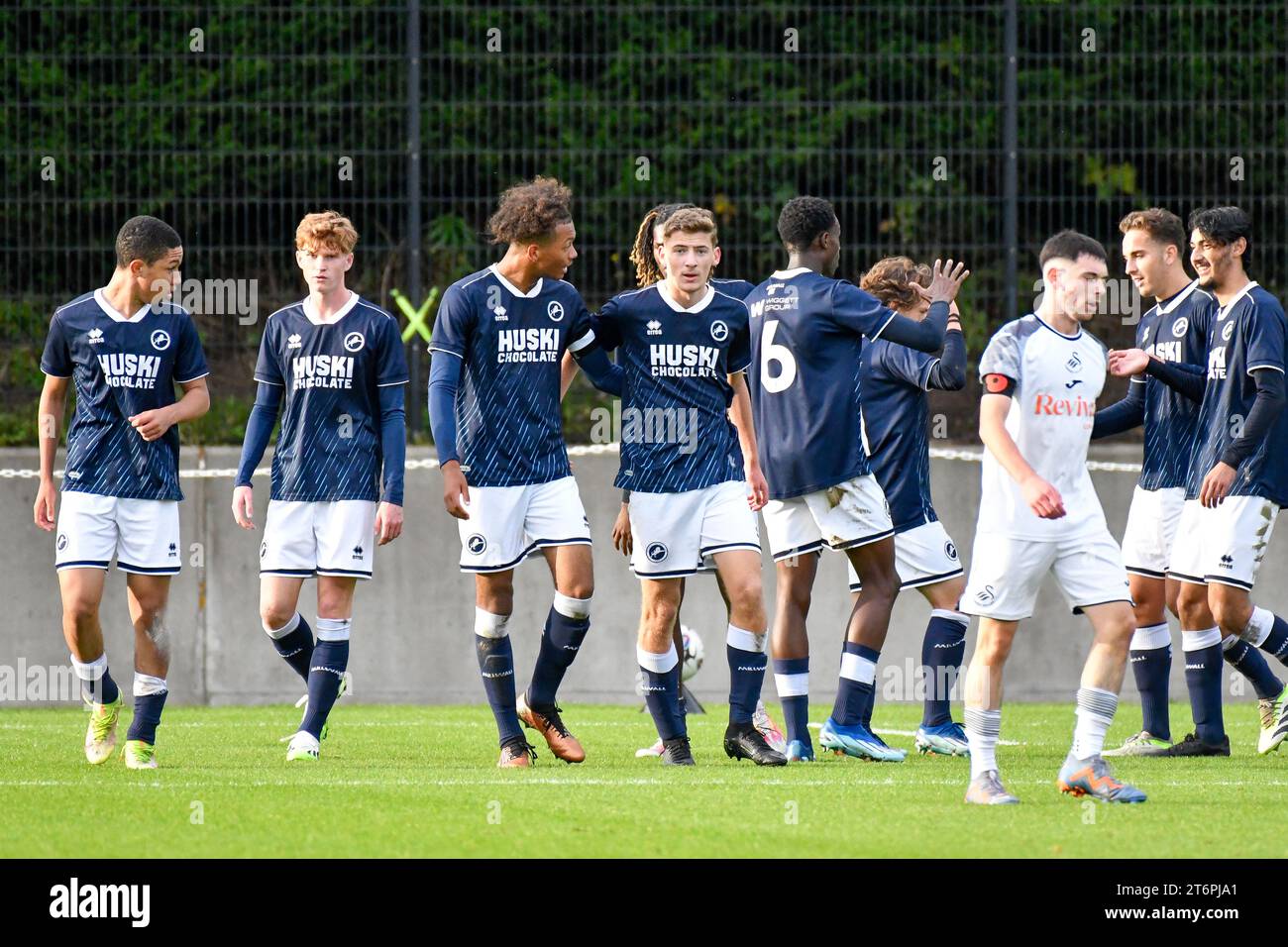 Swansea, Galles. 11 novembre 2023. I giocatori del Millwall celebrano il loro secondo gol durante la partita Under 18 Professional Development League tra Swansea City e Millwall alla Swansea City Academy di Swansea, Galles, Regno Unito, l'11 novembre 2023. Crediti: Duncan Thomas/Majestic Media/Alamy Live News. Foto Stock