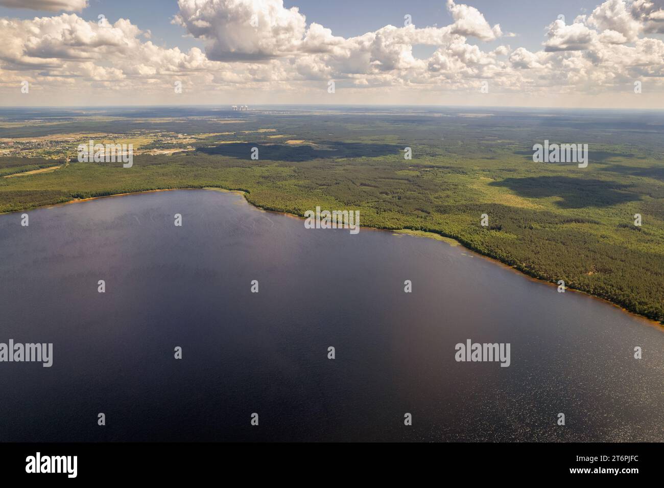 Vista aerea dall'alto del lago bianco nella regione di Rivne, Ucraina. Foto Stock