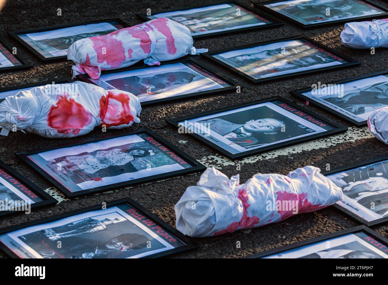 11 novembre 2023. Londra, Regno Unito.immagini di bambini uccisi a Gaza piazzati da manifestanti fuori da Nine Elms il giorno dell'armistizio che chiedono un cessate il fuoco immediato in Medio Oriente, dove migliaia di civili innocenti, tra cui molti bambini, sono morti sia nell'attacco di Hamas contro Israele che in attacchi aerei estremamente punitivi che hanno devastato vaste aree di Gaza.Credit Image: © Horst Friedrichs Foto Stock