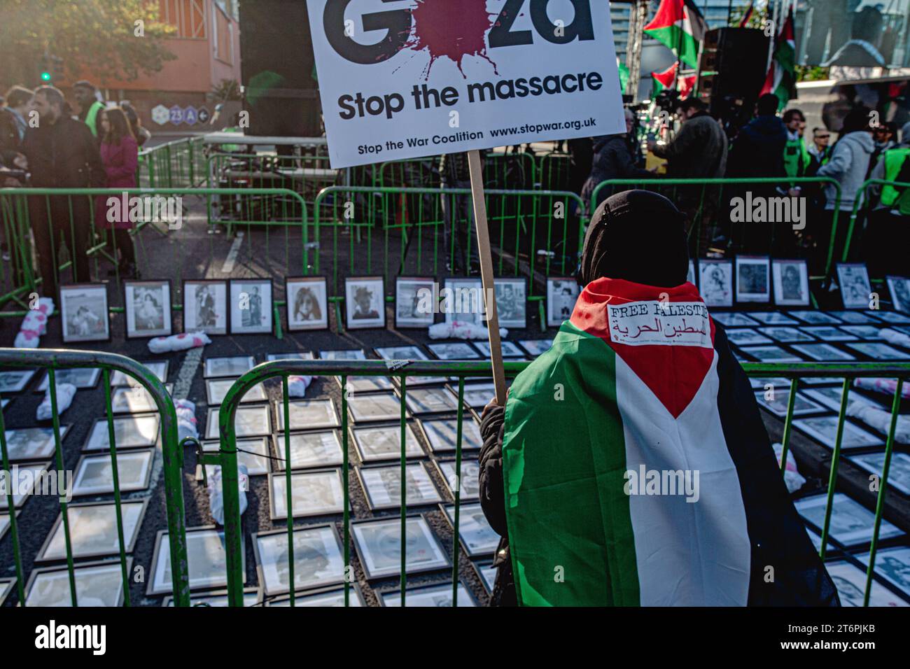 11 novembre 2023. Londra, Regno Unito.immagini di bambini uccisi a Gaza piazzati da manifestanti fuori da Nine Elms il giorno dell'armistizio che chiedono un cessate il fuoco immediato in Medio Oriente, dove migliaia di civili innocenti, tra cui molti bambini, sono morti sia nell'attacco di Hamas contro Israele che in attacchi aerei estremamente punitivi che hanno devastato vaste aree di Gaza.Credit Image: © Horst Friedrichs Foto Stock