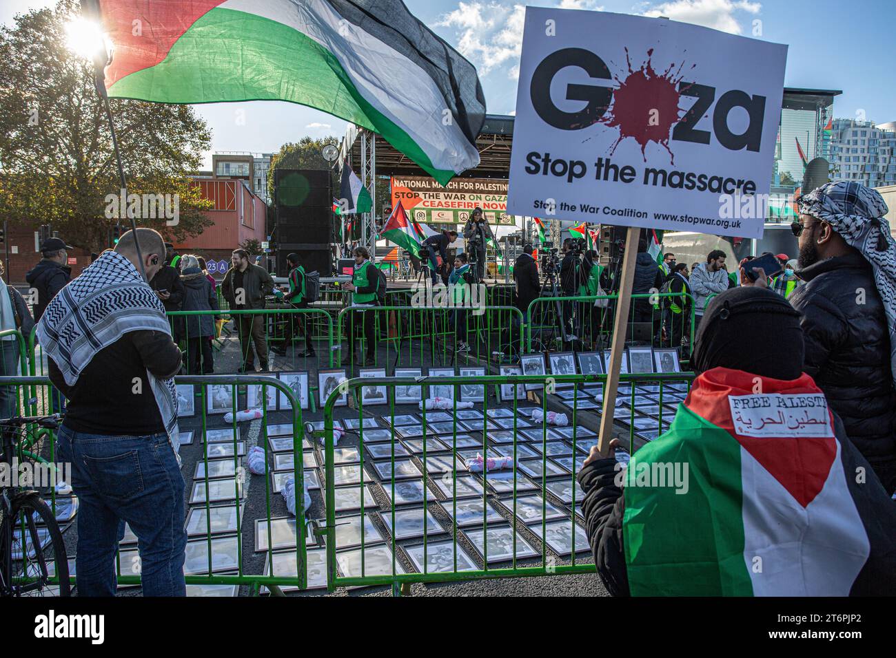 11 novembre 2023. Londra, Regno Unito.immagini di bambini uccisi a Gaza piazzati da manifestanti fuori da Nine Elms il giorno dell'armistizio che chiedono un cessate il fuoco immediato in Medio Oriente, dove migliaia di civili innocenti, tra cui molti bambini, sono morti sia nell'attacco di Hamas contro Israele che in attacchi aerei estremamente punitivi che hanno devastato vaste aree di Gaza.Credit Image: © Horst Friedrichs Foto Stock