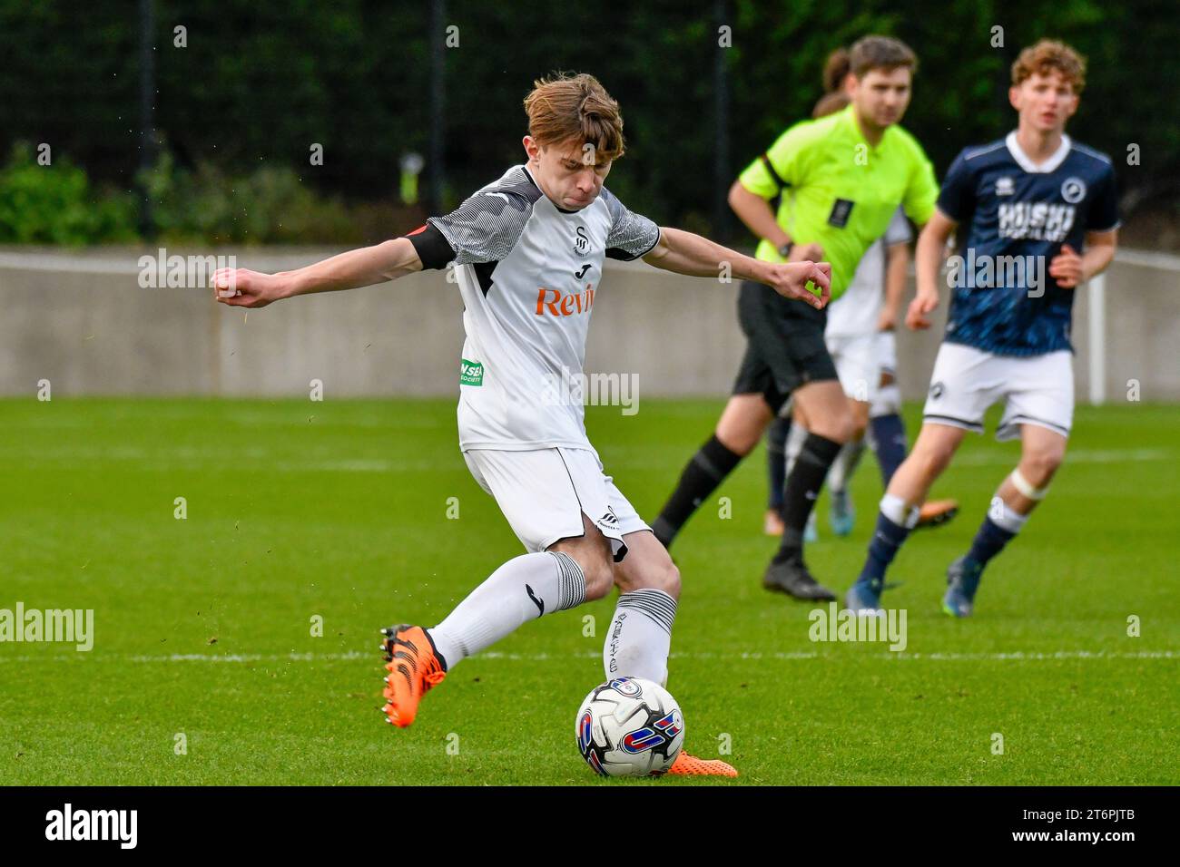 Swansea, Galles. 11 novembre 2023. Harlan Perry di Swansea City in azione durante l'Under 18 Professional Development League match tra Swansea City e Millwall alla Swansea City Academy di Swansea, Galles, Regno Unito, l'11 novembre 2023. Crediti: Duncan Thomas/Majestic Media/Alamy Live News. Foto Stock