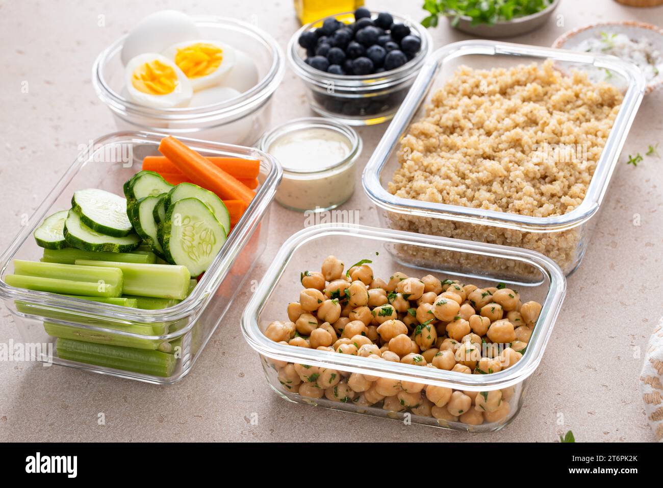 Pranzo vegetariano preparato in contenitori, preparato per pasti ad alto contenuto proteico con quinoa, ceci alle erbe, verdure e uova bollite Foto Stock