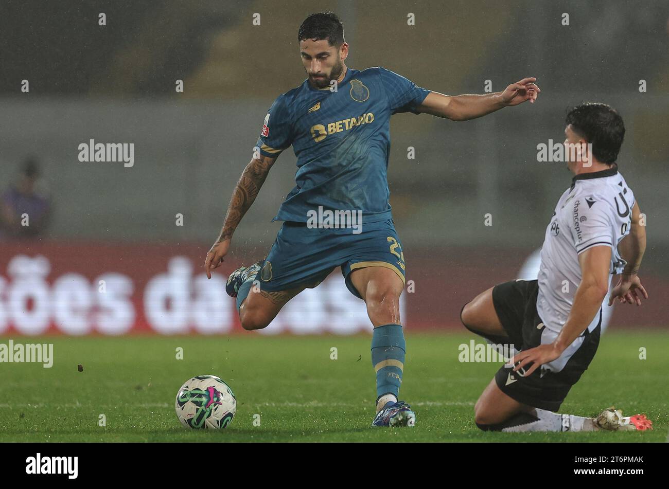 Guimarães, 11/11/2023 - il Vitória Sport Clube ha ospitato il Futebol Clube do Porto questa sera allo Stadio D. Afonso Henriques in una partita che conta per l'undicesimo round della i League 2023/2024. Varela (Miguel Pereira/immagini globali) Foto Stock