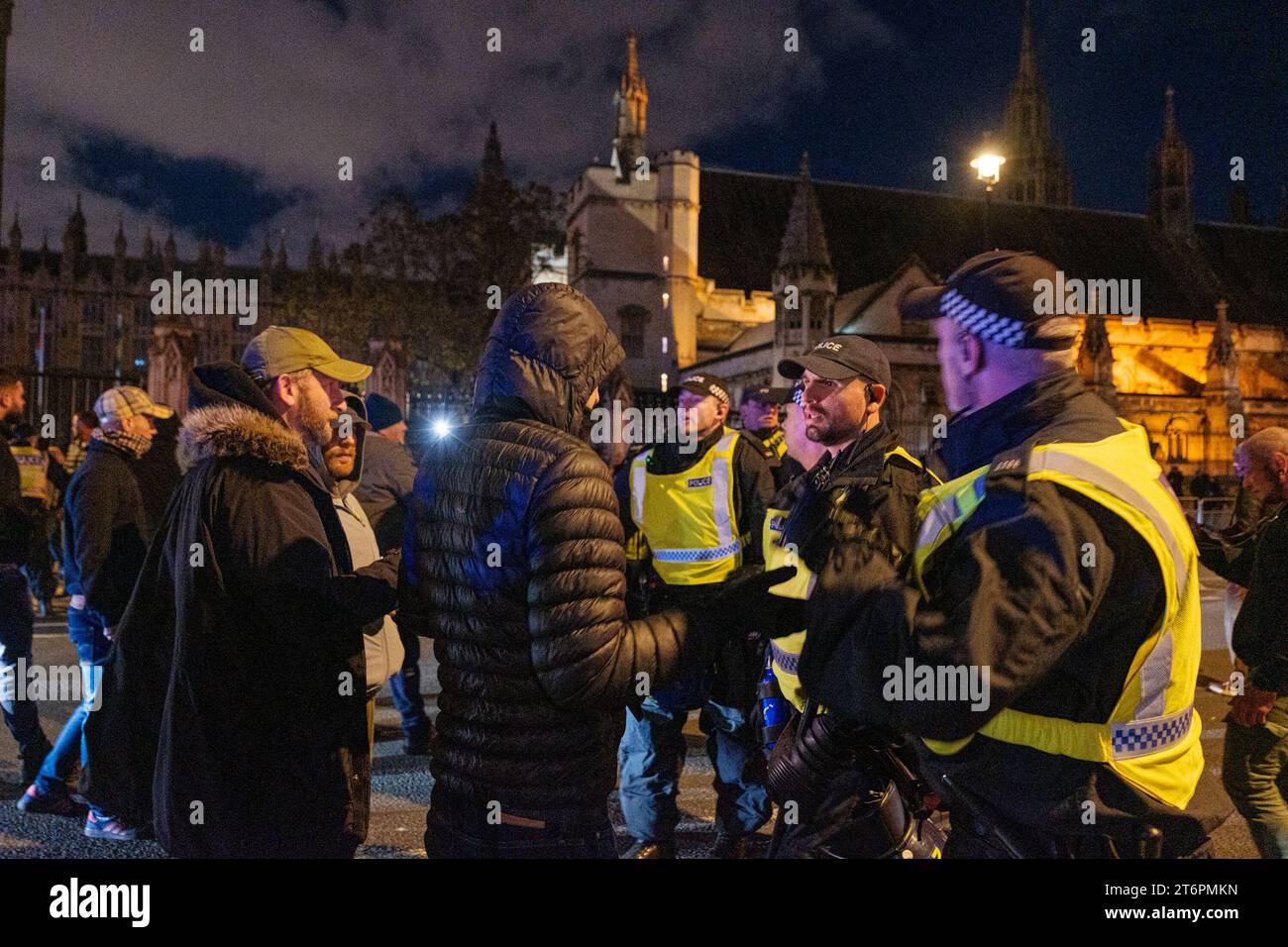 Londra, Regno Unito. 11 novembre 2023. I combattimenti tra EDL/estrema destra continuarono fino alla notte con una situazione di Fight Club che si verificava a Trafalgar e molti furono cacciati dal cavallo e guardie su Whitehall, 11/11/2023 Credit: Ehimetalor Unuabona/Alamy Live News Credit: Ehimetalor Unuabona/Alamy Live News Foto Stock