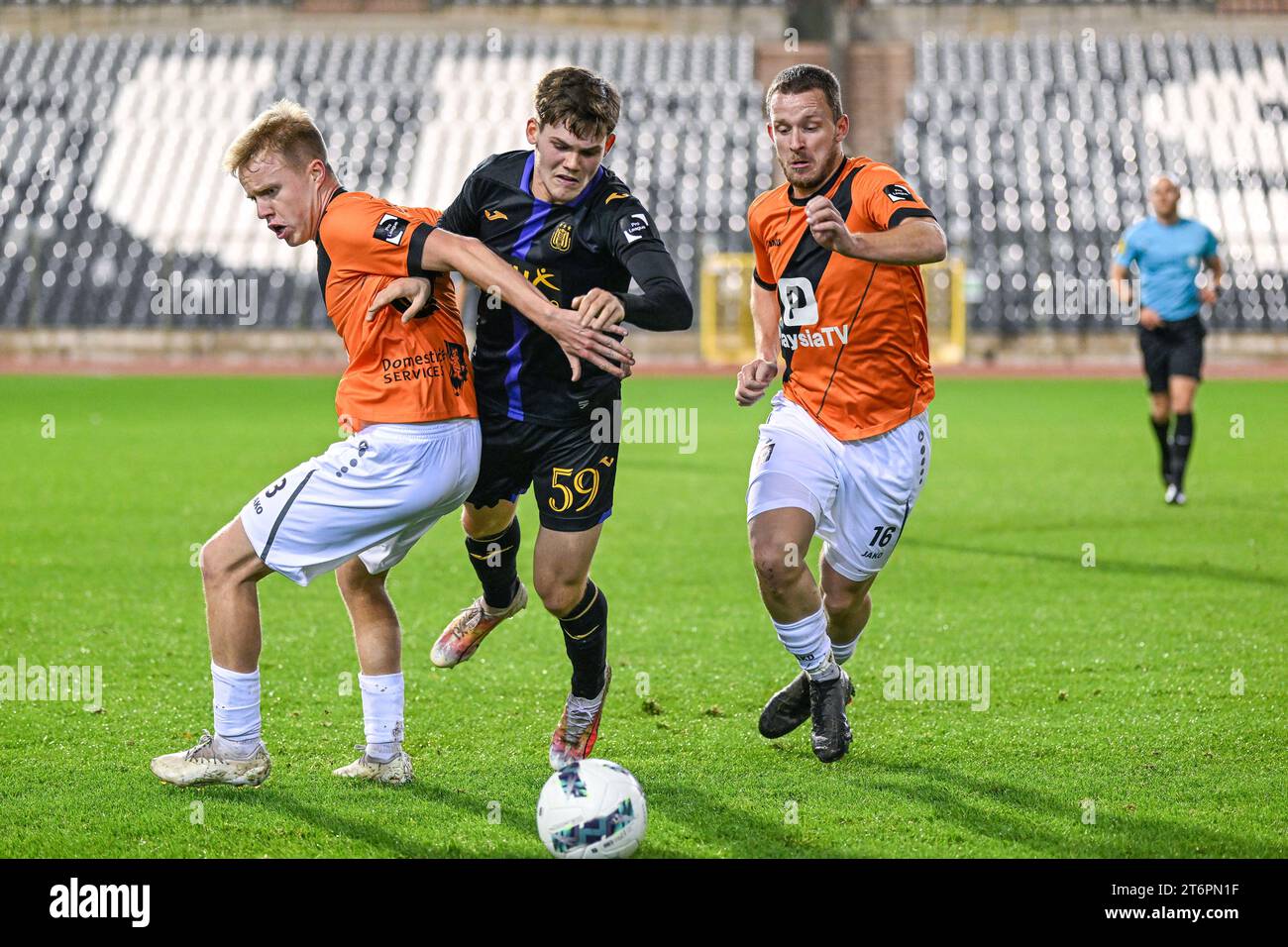 Guillaume De Schryver (8) di KMSK Deinze , Lilian Vergeylen (59) di RSC Anderlecht , Christophe Janssens (16) di KMSK Deinze nella foto di una partita di calcio tra RSCA Futures e KMSK Deinze durante la dodicesima giornata della Challenger Pro League 2023-2024 , sabato 11 novembre 2023 a Brussel , Belgio . FOTO SPORTPIX | Stijn Audooren Foto Stock