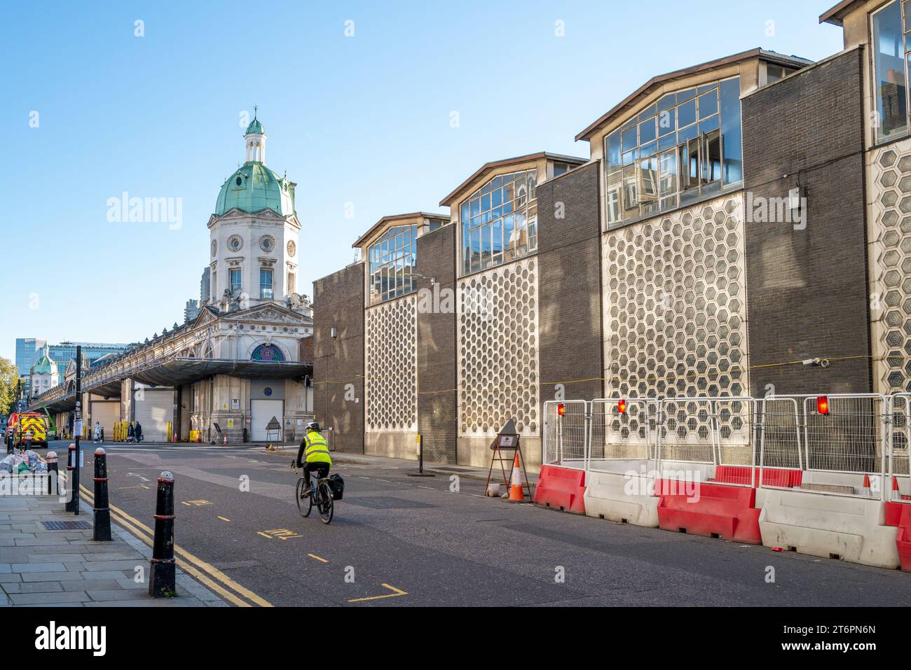 Una visione generale lungo Charterhouse Street, Londra, di Smithfield Market, in quanto si svolge la riqualificazione di parte del sito Foto Stock